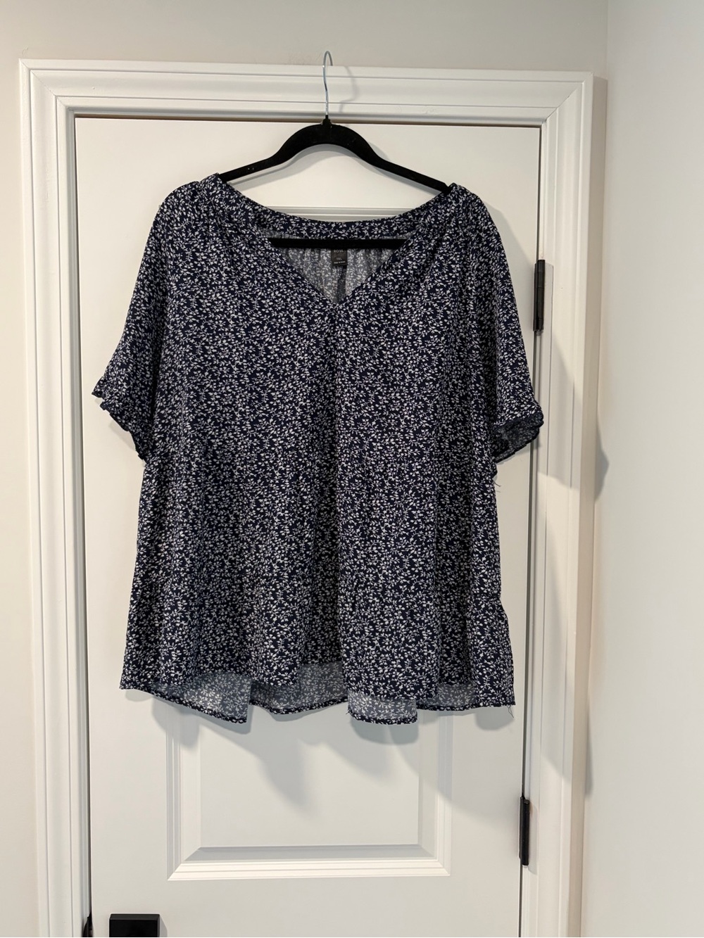 3/$20 Emery Rose Navy Floral V-Neck Short Sleeve Blouse